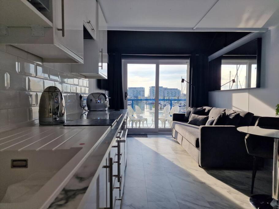 Sea Breeze In Marina With Free Parking Hove