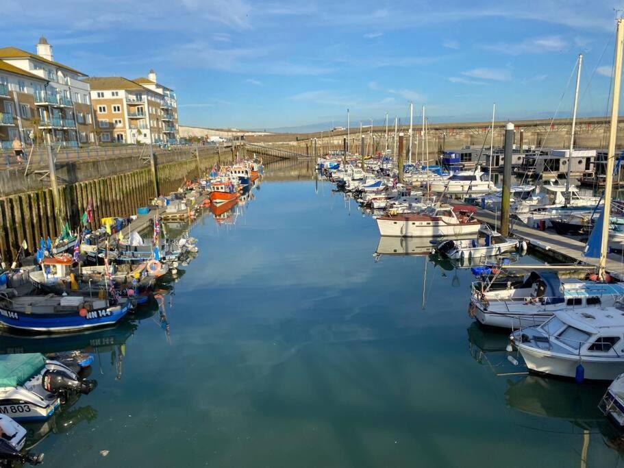 Sea Breeze In Marina With Free Parking *